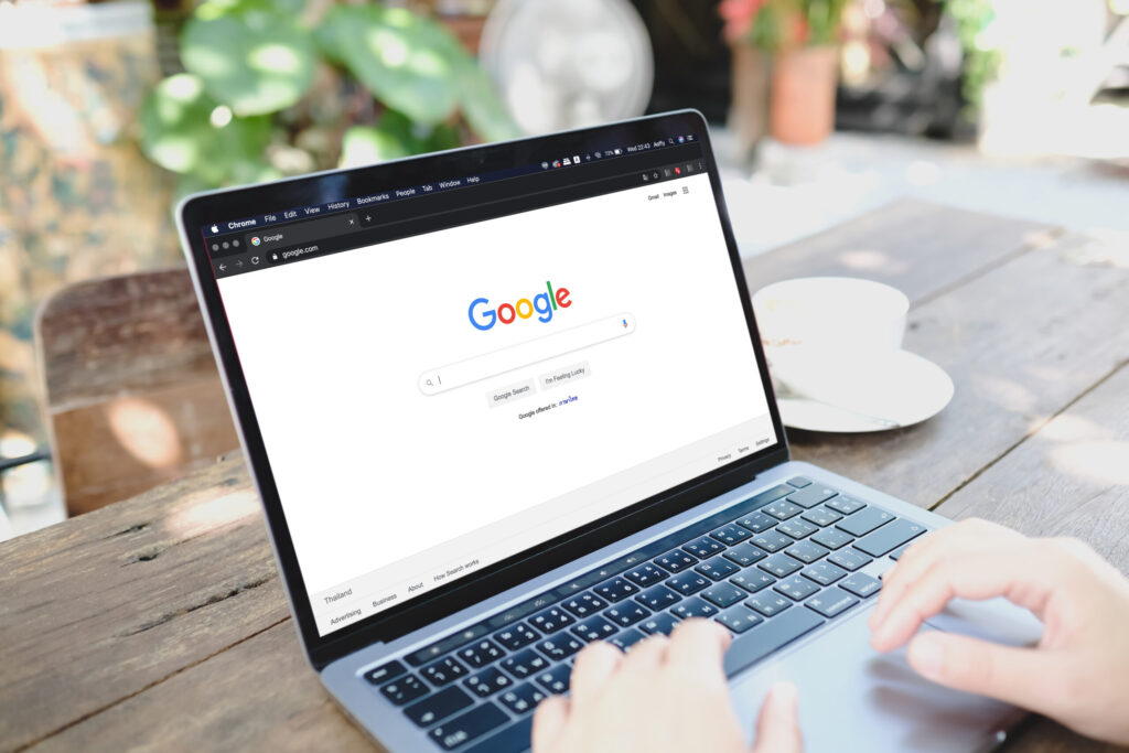 Junge Frau nutzt Google als Suchmaschine