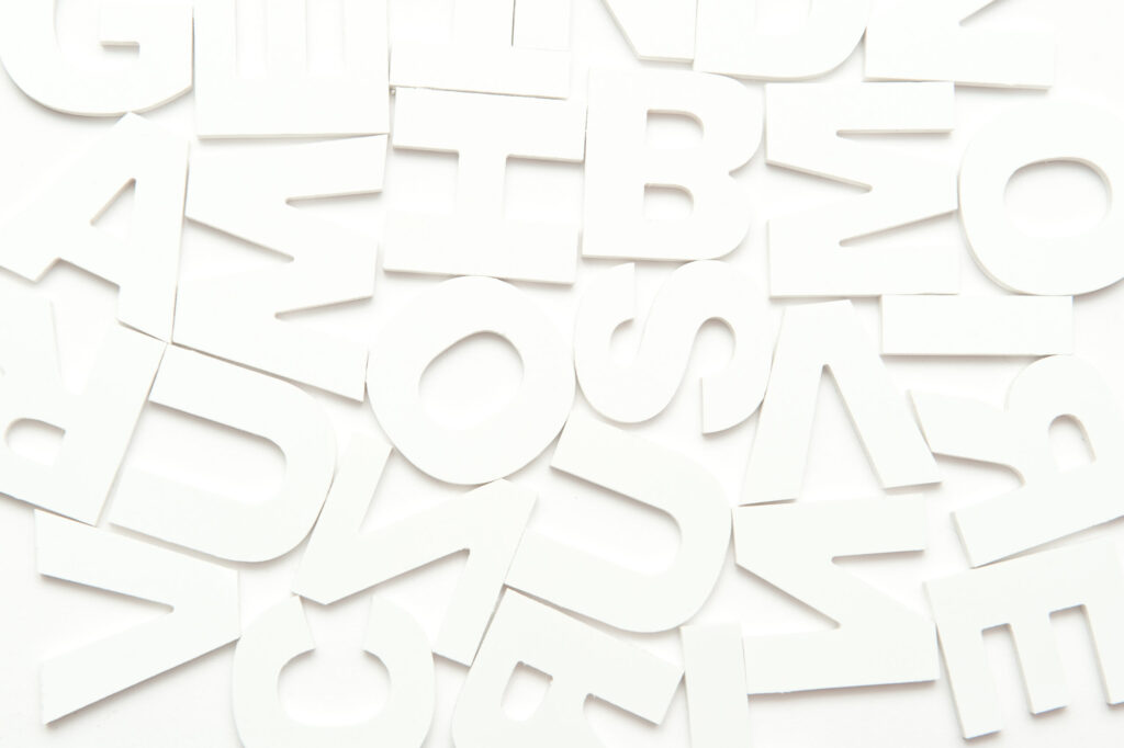 Weisse Buchstaben auf weißem Hintergrund